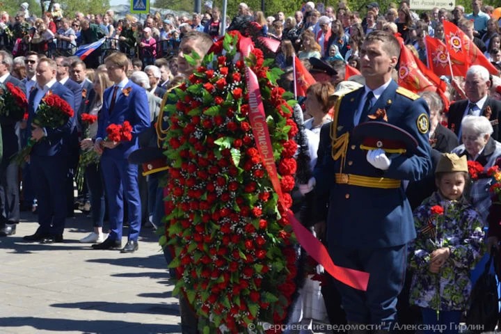 В честь Победы, в память о павших.  Торжественный митинг у Мемориала Славы