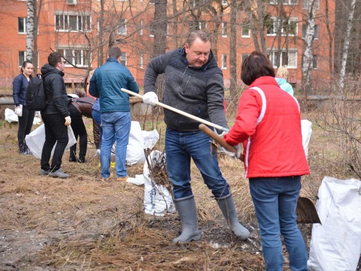 На Ферме глава Сергиево-Посадского района помог жителям убирать мусор