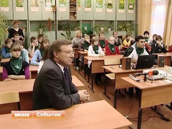 Семиклассники города Пересвет Сергиево-Посадского района сегодня положили начало будущей липовой аллеи в своём школьном дворе