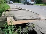 Вода асфальт точит