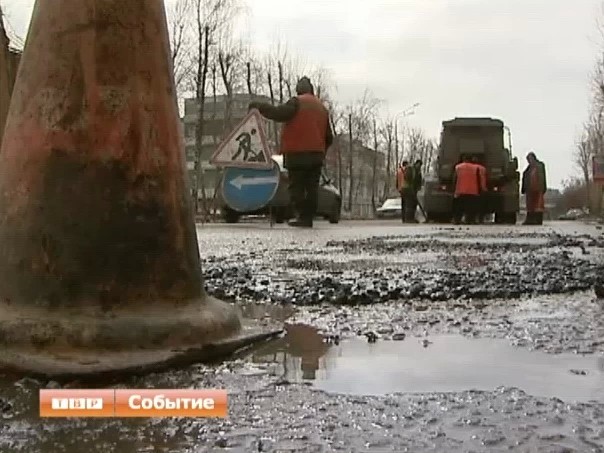 Новый асфальт укладывают прямо в лужи — видео без комментариев