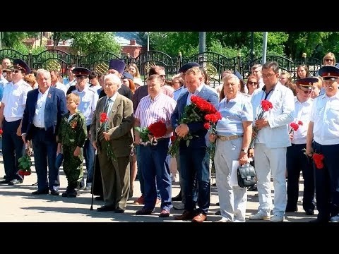 Склонили головы в знак памяти и скорби