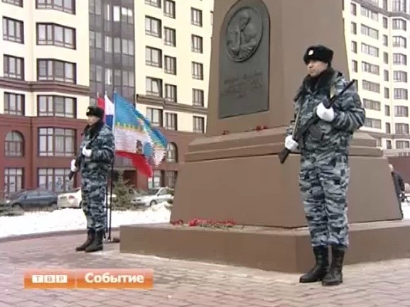 Несколько сотен человек пришли к памятнику воинам, погибшим в локальных конфликтах