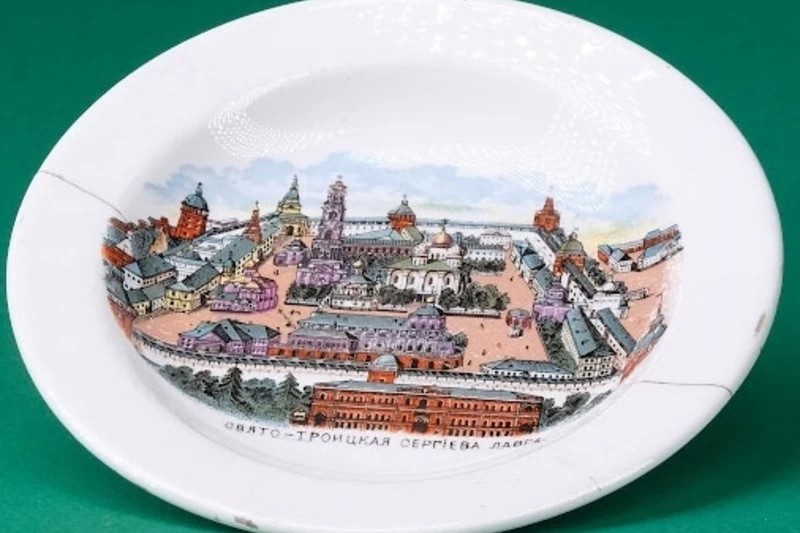 Тарелка с видом Свято-Троицкой Сергиевой Лавры хранится в фонде музея Мытищ