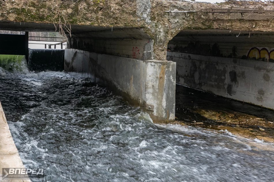 Открыли плотину Лесного озера для сброса воды