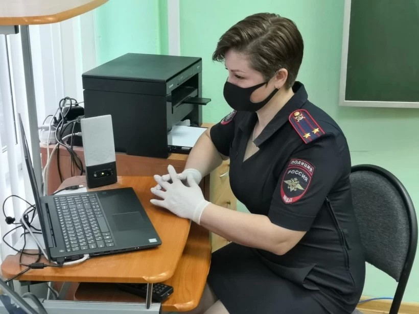 Полицейские УМВД России по Сергиево-Посадскому району провели онлайн-лекцию для школьников