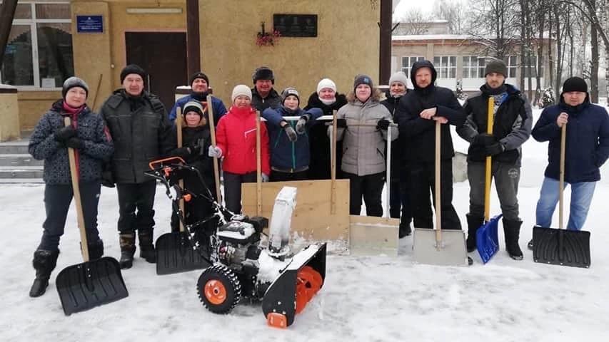 Соседи вместе чистят от снега дворы и дорожки в Сергиевом Посаде и округе