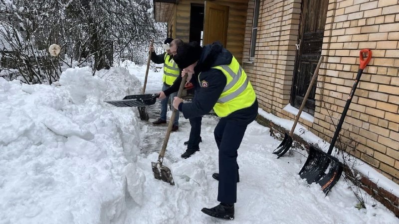 Инспекторы Госадмтехнадзора расчистили от снежных навалов вход в жильё инвалиду-колясочнику