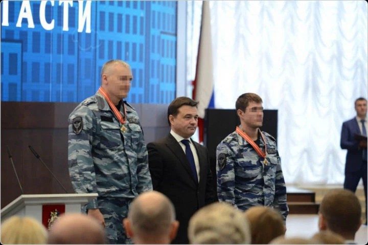 Награда из рук губернатора: два бойца ОМОНа получили ордена "За доблесть и мужество"