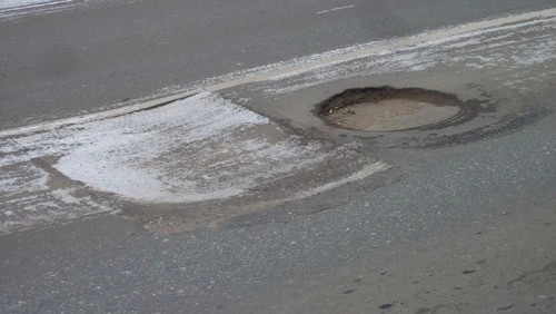 Осторожно, яма недели (на улице Воробьевская)