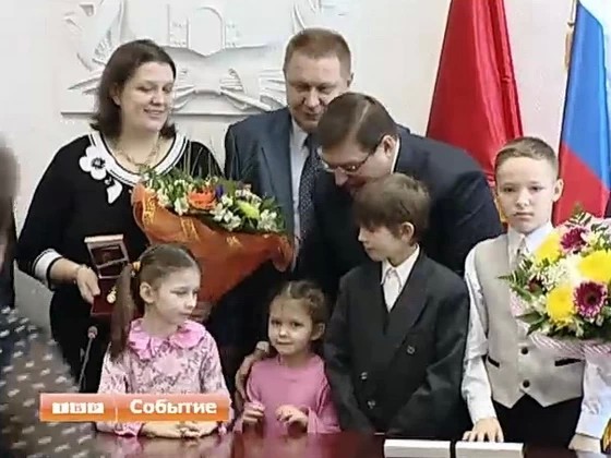 За демографические показатели и достойное воспитание. Губернаторский знак «Материнской славы» получили ещё две многодетные мамы Сергиево-Посадского района