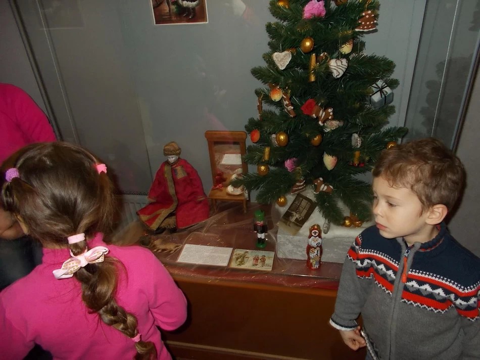 Деды в разноцветных шубах