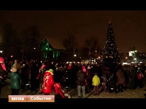 Одна за другой в городских парках Подмосковья зажигались новогодние елки