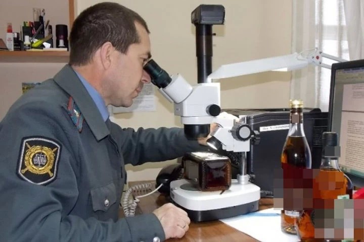 Полицейские рассказали, как отличить контрафактный алкоголь от оригинального