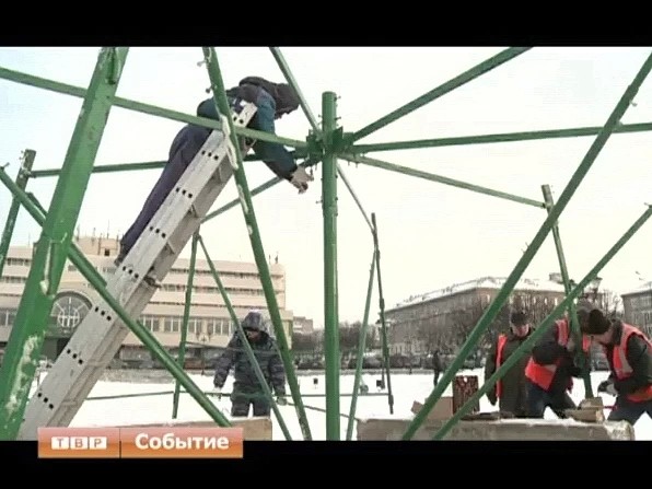 Через несколько дней главная новогодняя елка района займет свое место