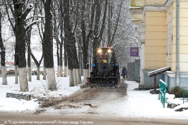 Дорожники в Сергиевом Посаде ликвидируют последствия снегопадов