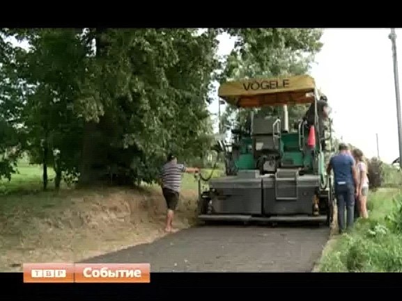 В деревне Бор асфальтируют дороги