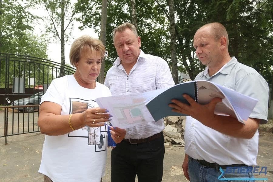 Михаил Токарев проинспектировал благоустройство у школы №22