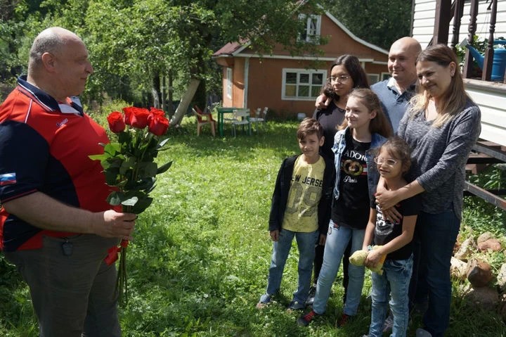 Сотрудники полиции поздравили многодетные семьи с Днем семьи, любви и верности