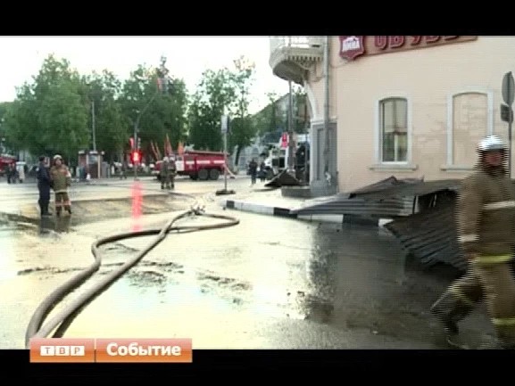 Дым над пожарищем. В воскресенье пожарные продолжали проливку и разбор сгоревших конструкций на месте пожара в центре Сергиева Посада