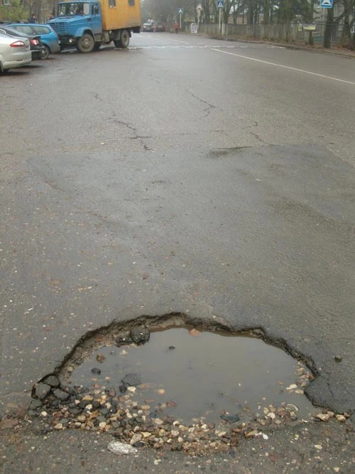 Осторожно, яма недели (на остановке напротив «Салюта»)