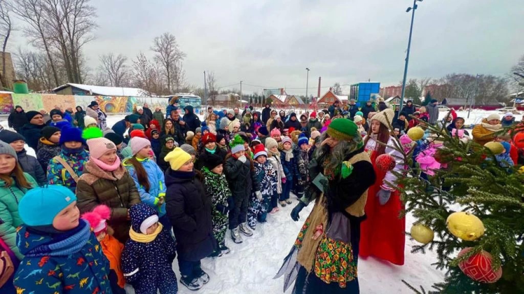 Предновогодние гуляния прошли в новом сквере у галереи «АртБаза»