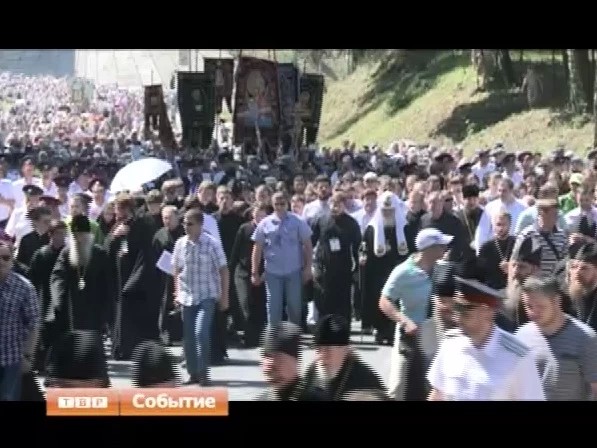 Пятнадцать километров, пять часов пути. Десятки тысяч паломников прошли крестным ходом от Хотькова до Сергиева Посада