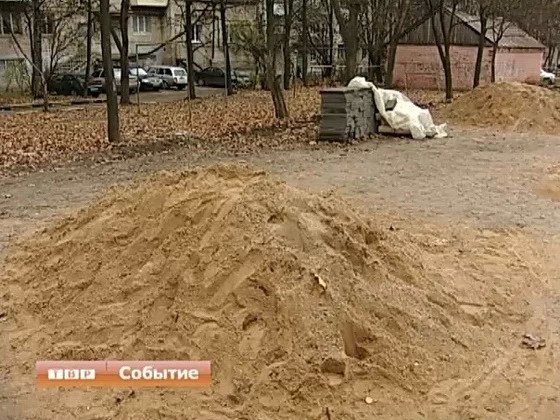 Строительство затянулось. Детских площадок в своих дворах дождутся не все