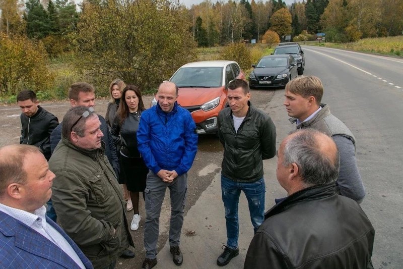 Депутаты Сергиева Посада проверили состояние дороги к Гремячему ключу