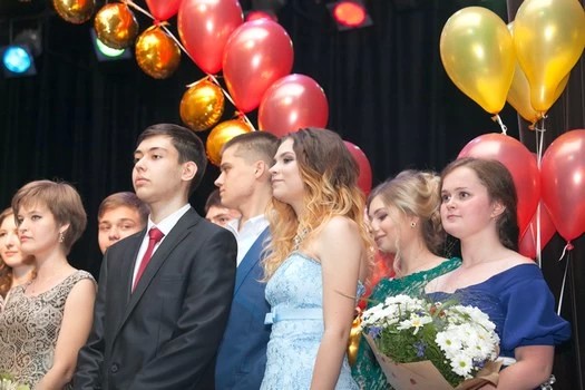 Прощались вальсом выпускным...