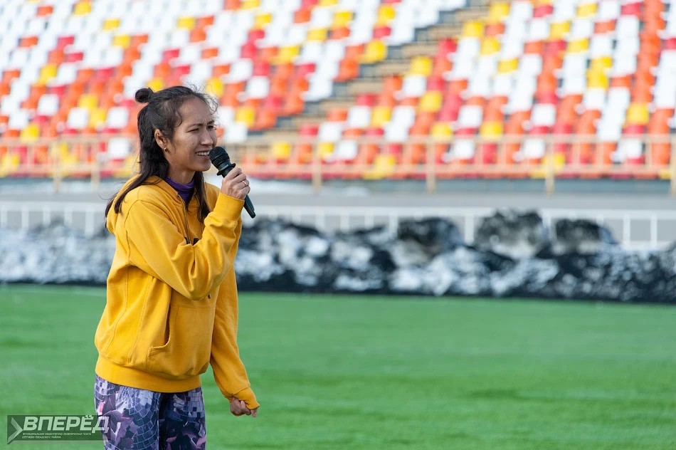 Фитнес-зарядку на стадионе «Луч» провела Татьяна Мендель