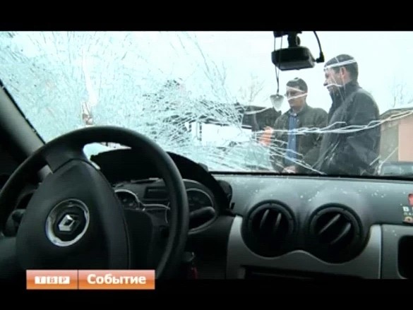 Одиннадцатилетняя девочка пострадала после падения ледяной глыбы с крыши