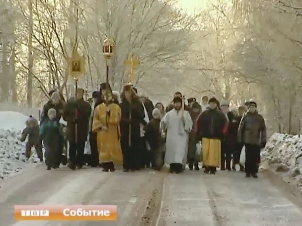 Прихожане и священники Успенской, Ильинской и Свято-Духовской церквей приняли участие в крестном ходе на Келарский пруд
