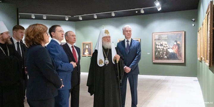 Владимир Путин побывал на выставке с портретами из Сергиева Посада