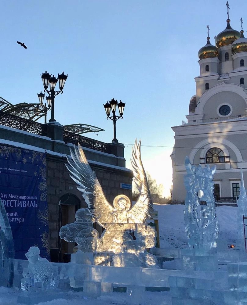 Богородец сделал ледяного ангела на Урале