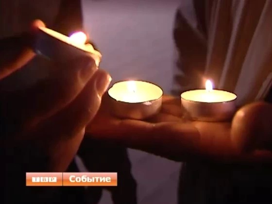 Память - не повод для пиара. Некоторые молодежные организации в полночь у вечного огня держали не свечи, а знамена