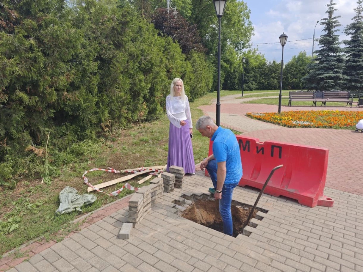 Несколько плиток в сквере у памятника родителям преподобного Сергия Радонежского разрушились и ушли под землю, образовав небольшой провал.