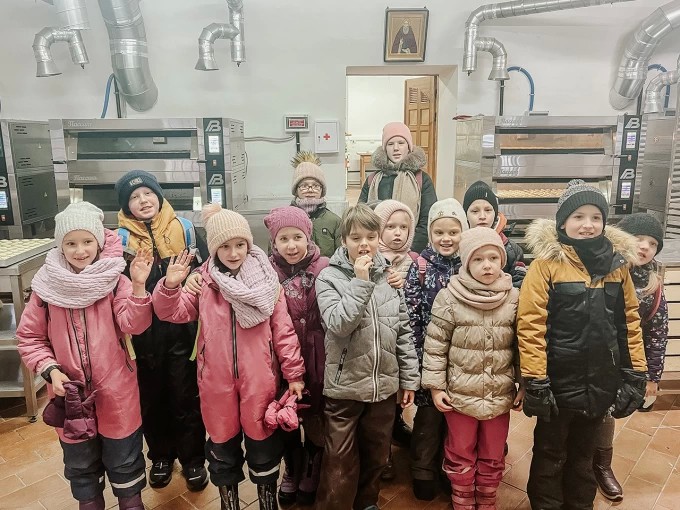 Просфорню Троице-Сергиевой Лавры посетили школьники из Москвы