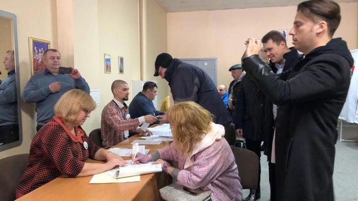 Артисты Алла Пугачева и Максим Галкин проголосовали на выборах президента