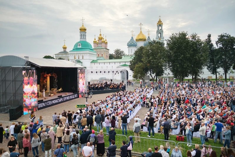 У стен Троице-Сергиевой Лавры исполнили оперу «Евгений Онегин»