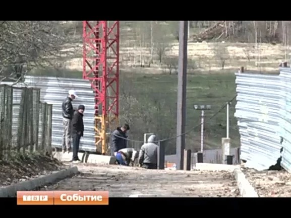 Обвал дороги произошел минувшим днем около первой школы в микрорайоне Углич