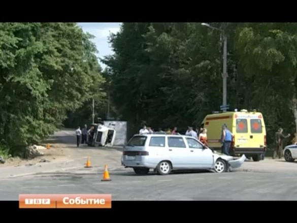 Грузовик столкнулся со скутером