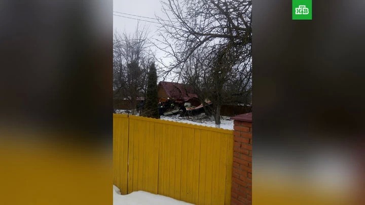 Катастрофа в Подмосковье: на частный дом упал самолет