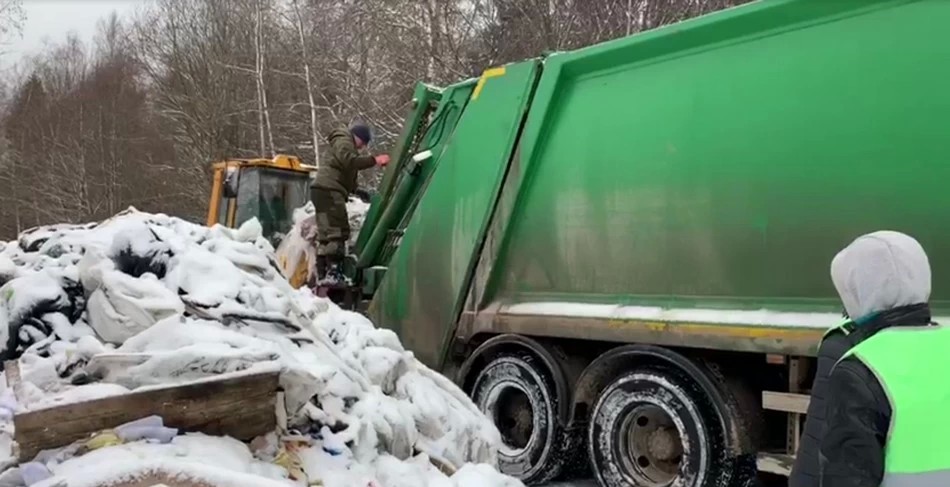 Чужой мусор свалили в Васильевском