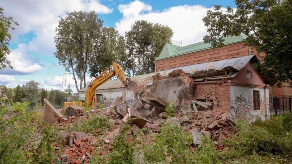 Рядом с Музеем игрушки им. Бартрама начался снос заброшенного здания