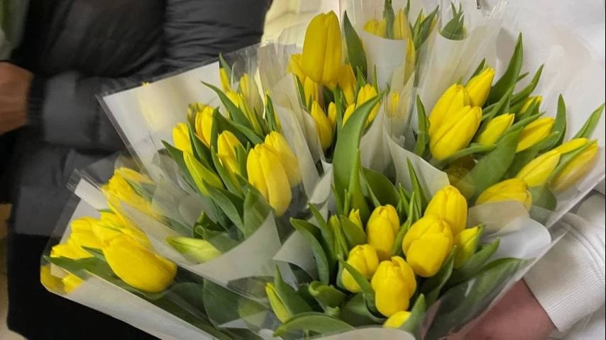 Депутат Мособлдумы Александр Легков принес цветы в больницу в честь 8 марта