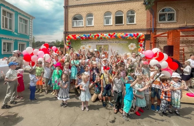 На Воскресенском подворье прошел праздник в честь Дня семьи, любви и верности