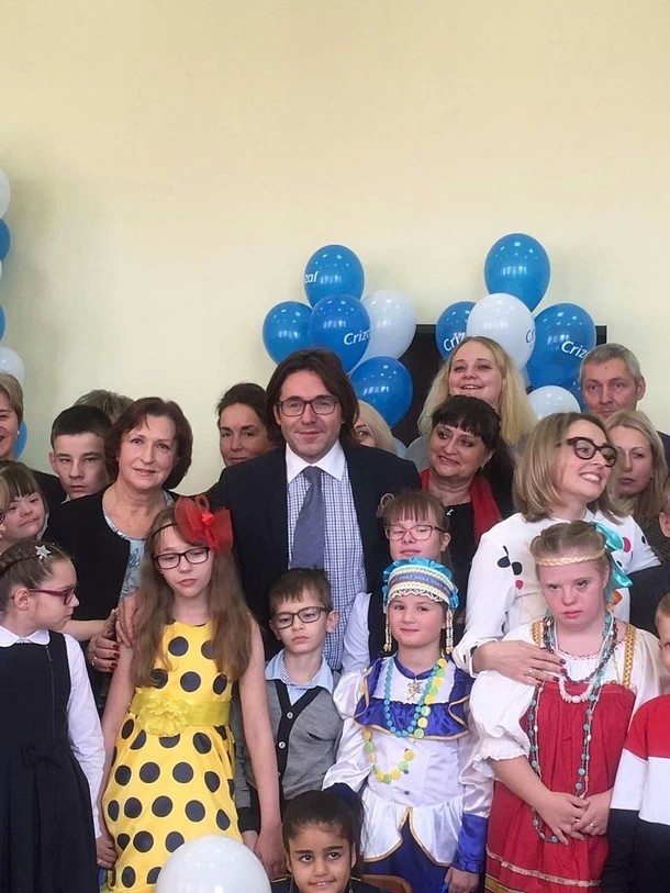 Андрей Малахов подарил очки детям в ходе благотворительной акции «Чёткий взгляд на мир»