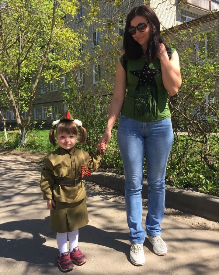 Жители Сергиева Посада идут на праздник семьями