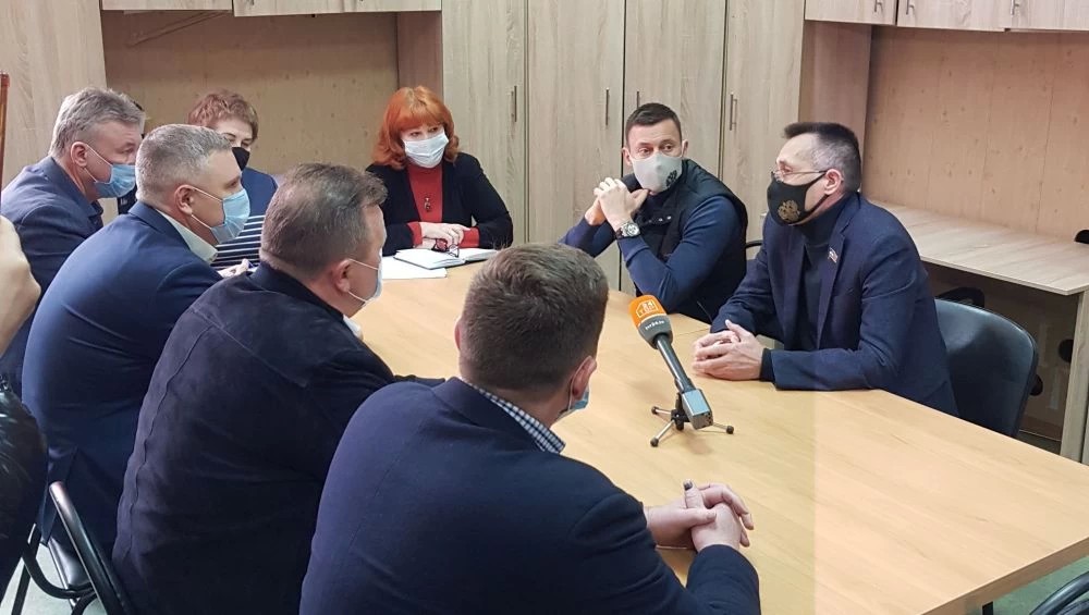 Александр Легков провёл совещание по ремонту ДК «Космос» в Пересвете